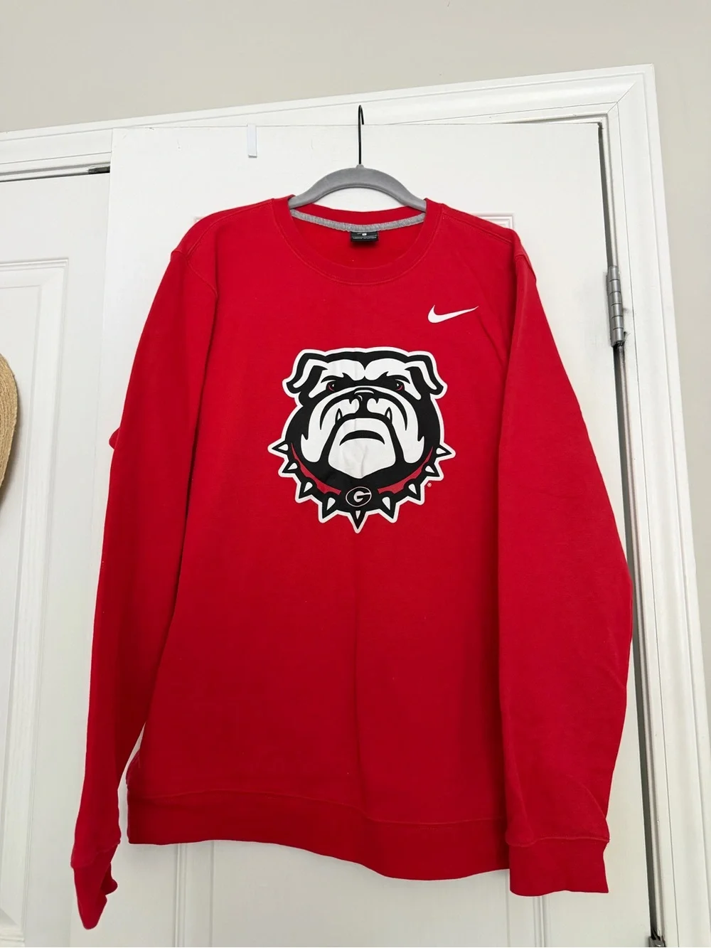 Nike Georgia Bulldogs red crewneck sweatshirt with bulldog graphic, size L